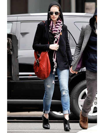 Anne Hathaway Fashion on Anne Look Simple Yet Chic In This Simple Mix   Match Outfit
