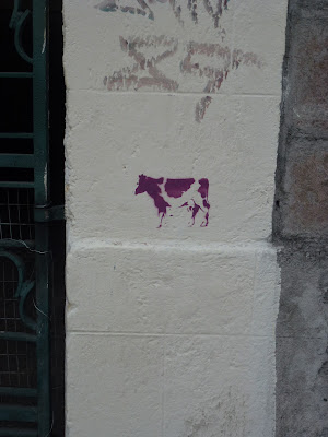 Lila Kuh-Stencil, Streetart in Quito, Ecuador