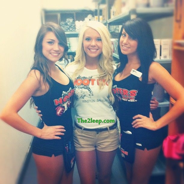 Hooters Girls