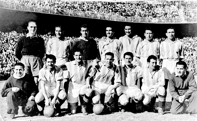 REAL VALLADOLID DEPORTIVO. Temporada 1949-50. Froger (portero suplente), Babot, Saso, Lesmes II, Lesmes I, Ortega y Lasala. Ayala (masajista), Revuelta, Coque, Vaquero, Aldecoa, Juanco y Tomás (utillero). ATLÉTICO DE BILBAO 4 REAL VALLADOLID DEPORTIVO 1. 28/05/1950. XLVI Copa del Generalísimo, final. Madrid, estadio de Chamartín: 80.000 espectadores. GOLES: 1-0: 15’, Zarra. 1-1: 85’, Coque. 2-1: 94’, Zarra. 3-1: 96’, Zarra. 4-1: 117’, Zarra. El Atlético de Bilbao gana su 17º título de Copa, mientras el Real Valladolid obtiene su primer subcampeonato.