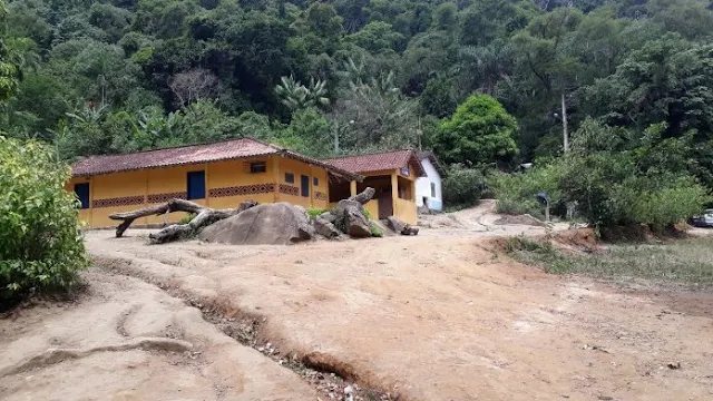 No dia 12/09/2020), três grileiros fortemente armados  (espingarda calibre 28, considerada de alto calibre)   invadiram a Aldeia Guarani Rio Pequeno, em Paraty, na Costa Verde fluminense.  Desde os anos 1960, a região é conhecida por antigos conflitos de terra entre grileiros e especuladores imobiliário que, em sucessivas tentativas de invasões por não indígenas e violentos ataques, tentam se apropriar dos territórios onde vivem às populações tradicionais: entre Angra dos Reis e Paraty existem 6 aldeias indígenas das etnias Guaraní e Pataxó, quilombos e caiçaras.  Fruto da luta indígena, em 20 de Abril de 2017 a FUNAI publicou no Diário Oficial a demarcação da Terra Indígena (TI) Rio Pequeno numa área estimada de 2.370 hectares e perímetro aproximado de 27 quilômetros de Mata Atlântica bem preservada. Segundo o Relatório Circunstanciado de Identificação e Delimitação referente ao Processo no. 08620.047112/2014-42 da Terra Indígena Nhandeva Tekohá Jevy, na região haveria a venda ilegal de terras indígenas, o que poderia agravar os conflitos.  Nota do MP Federal de 20/08/2020, relativa à uma Ação Civil Pública com pedido de liminar que cobra seja declarada a mora do Estado brasileiro na demarcação da TI Tekohá Jevy com multa diária valor de R$ 50 mil até o limite de R$ 2 milhões (ACP: 5000655-81.2020.4.02.5111). O MPF reconhece que: “No entanto, até hoje, não houve a emissão da Portaria Declaratória pelo Ministério da Justiça e consequente procedimento do procedimento.”  A partir daí se intensificaram as ameaças de grileiros contra a população guarani: em Janeiro de 2018, num domingo, foi assassinado covardemente a liderança indígena JOÃO MENDONÇA MARTINS de 43 anos, filho do Cacique DEMÉRCIO MARTINES BANDEIRA, que já havia sido ameaçado pelo grileiro “VALDECI”. João trabalhava como motorista da SESAI (Secretaria Nacional de Saúde Indígena) do Ministério da Saúde. Os grileiros da região praticam caça ilegal e desmatamento para venda de madeira. O assassinato foi classificado como crime de triplo homicídio, tendo sido também revelado a ocorrência de ameaças aos índios locais.  Na Aldeia Tekoha Jevy (“A terra que está de volta” na língua guarani) vivem cerca de 32 pessoas, de 12 famílias, sendo a maioria mulheres e crianças. A terra é tradicionalmente ocupada por famílias Guarani Mbya e Guarani Nandeva, dois grupos do povo guarani, por meios de alianças de casamento.  Segundo a comunidade local, nos últimos dias, estranhamente  através de uma articulação do atual prefeito de Paraty, LUCIANO VIDAL (PMDB), que no período eleitoral esteve nas 5 aldeias de Paraty pedindo voto para sua eleição, e o grileiro “ABINES” estes conseguiram uma estranha decisão da Justiça Federal que determinou a saída da comunidade indígena deste território sob pena de multa diária de R$ 50 mil!  O último ataque estes dias,  ocorreu no dia 12/09/2020, quando ocorria em Rio Pequeno uma assembleia com todos os caciques das aldeias de Angra dos Reis e Paraty pra tratar da demarcação desta TI, quando 3 homens fortemente armados foram avistados – por mulheres e crianças – filmando escondidos na mata. Foram detidos na aldeia, é foram entregues para a Polícia Federal.