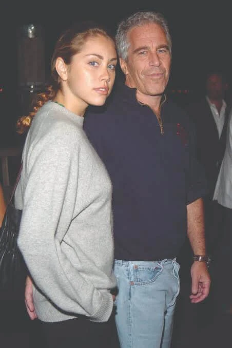 Jeffrey Epstein, the US Billionaire who was in custody awaiting trial for under-age s£x, commits suicide.