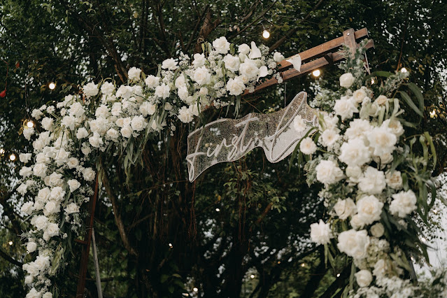 https://images.pexels.com/photos/15928648/pexels-photo-15928648/free-photo-of-a-chuppah-decorated-with-white-flowers.jpeg