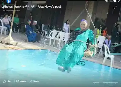سيدة عجوز مسنة فوق مياه حمام سباحة في يوم ترفيهي في دار المسنين