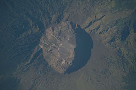 gunung tambora ketika terlihat di Iuar angkasa