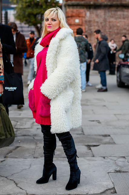 outfit stivali al ginocchio come abbinare gli stivali al ginocchio abbinamento stivali al ginocchio e maxi pull turtleneck sweater and over the knee boots outfit fucsia come abbinare il fucsia maxi pull collo alto come abbinare un maxi pull collo alto turtleneck maxi pull mariafelicia magno fashion blogger colorblock by felym fashion blogger italiane fashion blogger bionde piatti 93 street style stivali 