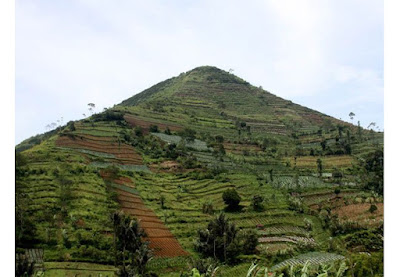 Sebuah gunung di Desa Sadahurip, Jawa Barat yang juga dikenal dengan sebutan Gunung Piramida. Diketahui gunung ini menjadi piramida tertua di seluruh dunia. Selain itu banyak yang merasakan aura mistis yang sangat kuat ketika memasuki daerah tersebut