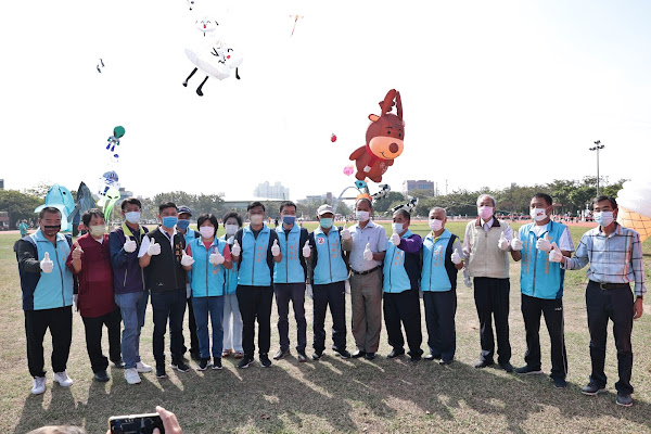 ▲鹿港鎮長許志宏13日主持「2022鹿港四季紅~鹿港風箏節」開幕式，開心的和在場的大小朋友們一起放起風箏，徜徉在風的懷抱裡。（記者林明佑翻攝）