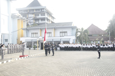 Universitas Bandar Lampung (UBL) kembali melaksanakan peringatan Hari Ulang Tahun Kemerdekaan Republik Indonesia (HUT RI) ke-72. Bertempat di lapangan Gedung C, Kampus A, upacara dihadiri Rektor UBL Dr. Ir. M. Yusuf. S. Barusman, MBA. Turut hadir juga Ketua Yayasan Administrasi Lampung (YAL) Dr. Andala Rama Putra Barusman, SE, MAEc, para wakil rektor, pejabat program pascasarjana, dekan, kaprodi, sekprodi, karyawan, staf, dosen hingga mahasiswa UBL. 