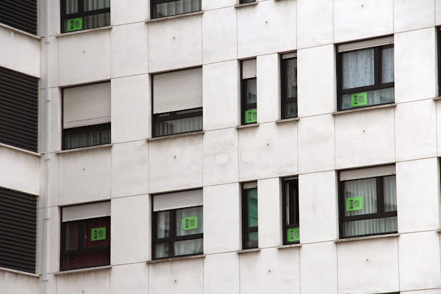 Vecinos de Plaza Burtzeña burlan la eliminación municipal de carteles de protesta