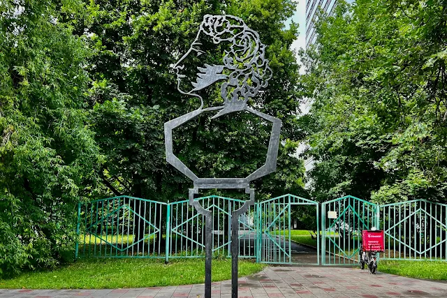 улица Маршала Тухачевского, Сквер на улице Маршала Тухачевского, памятный знак Александру Пушкину