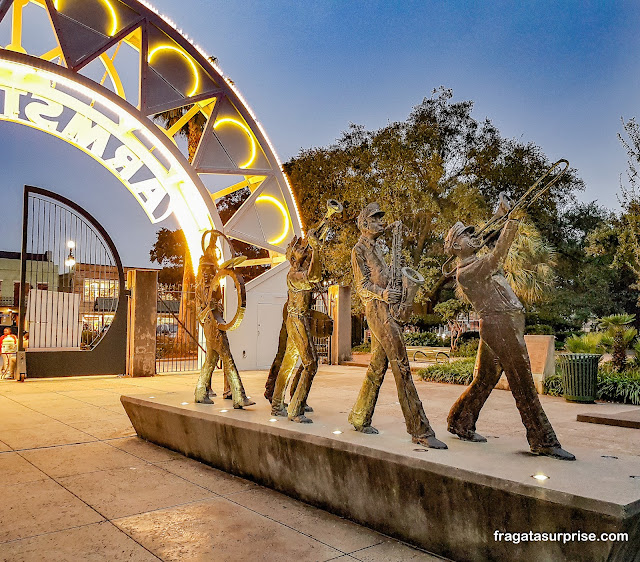 Escultura homenageia músicos de jazz no Parque Louis Armstrong, em Nova Orleans