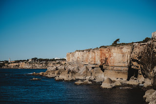 mar e ao fundo parede rochosa da área da Boca do Inferno em Cascais