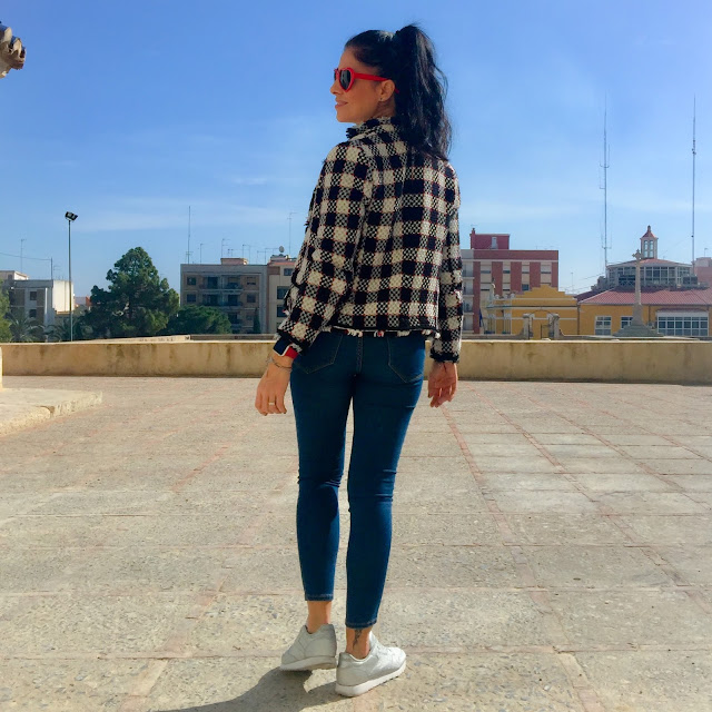 OUTFIT Chaqueta de tweed, camiseta de canalé y zapatillas con purpurina 