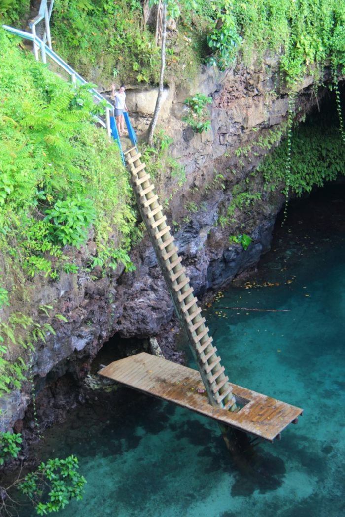 Independent State of Samoa - an island nation located in the South Pacific Ocean. For tourists who love to spend time after study has interesting corners of our planet, here is a great place. Get even, for example, is a picturesque little lake called the To Sua Ocean Trench, located near the National Park in the village of lotus-eaters.