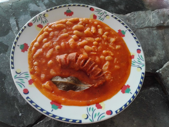 Foto de emplatado alubias blancas con chorizo