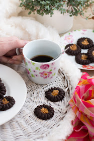 Biscuits romias au chocolat et tasse de café