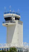 Sous un ciel bleu magnifique voici la tour de contrôle de l'aéroport Roland . (tour de contr le de roport roland garros de la union)