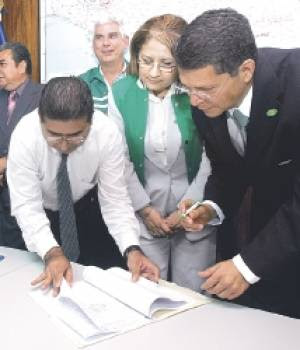 Ex presidenta de Salvadoreños en el Mundo acompaña fórmula presidencial del PDC en elecciones de marzo 2009
