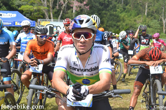 Henrique Avancini concentrado na bicicleta