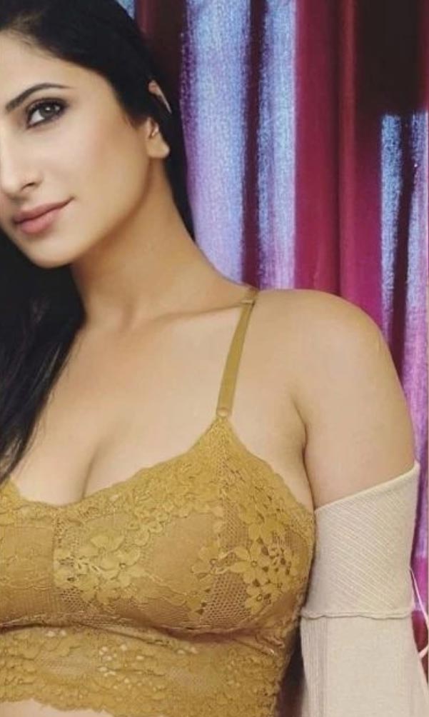 Masha Paur cleavage actress bhouri movie