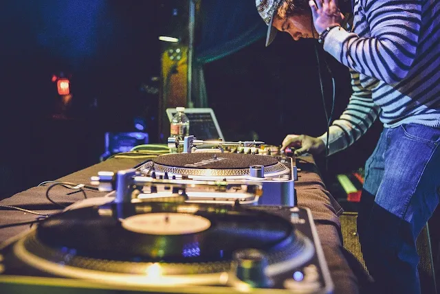 Alat Disk Jockey yang Wajib Dimiliki: Daftar Perlengkapan Penting untuk DJ