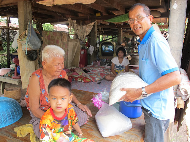 Catequista Subin  repartiendo de arroz en las comunidades de Ponsung. Tailandia