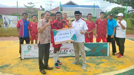 Penyerahan hadiah kepada juara Turnamen Futsal Exfield CUP II SMA IT Darul Hikmah 2022