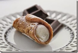 3530912_com_cannolo_siciliano_with_chocolate_squares