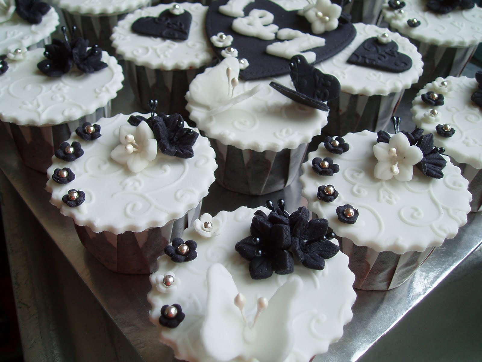 Teratak Kek  Zaidah Cupcakes Hantaran Hitam  Putih  