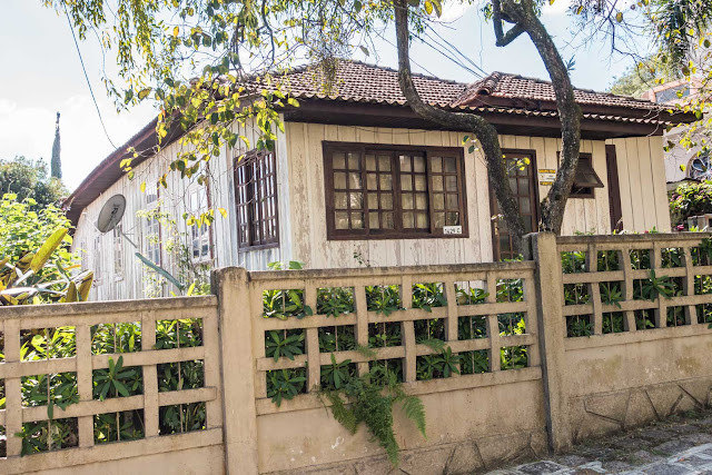 Outra casa de madeira no Cristo Rei