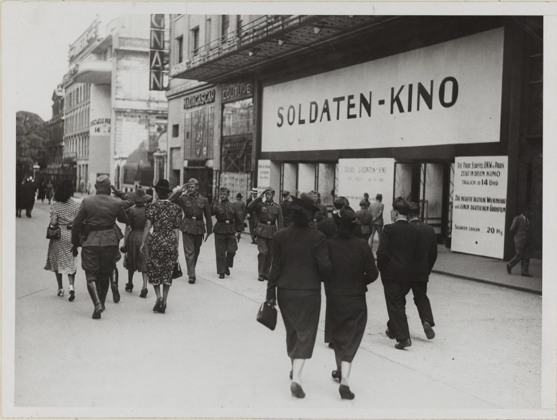 35 Interesting Vintage Photographs Capture Street Scenes