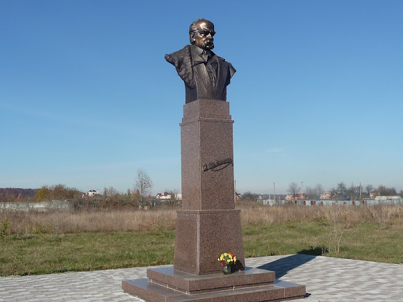 Добровляны. Памятник Шевченко