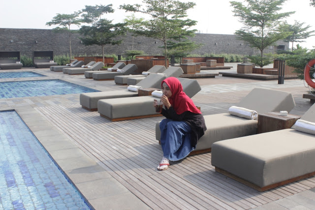 alila kolam renang