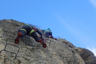 Escalones de subida, vista vertical de los primeros tramos con dos compañeros