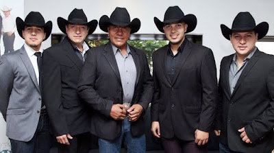 Foto de Grupo Bronco con saco y sombrero