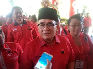 Politisi PDIP Ruhut Sitompul membalas pernyataan sesama rekan partainya Effendy Simbolan soal videonya yang viral karena menyebut Indonesia malah mundur di era Presiden Joko Widodo.