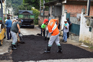  Prefeitura realiza trabalho de recuperação de ruas em vários bairros