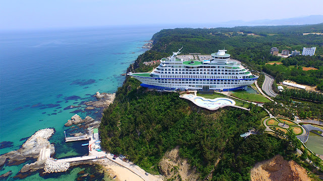 Hotel com clima de cruzeiro marítimo, com a segurança da terra firme. Querendo desfrutar desse conforto, é só chegar ali, na Cidade de Jeongdongjin, Coreia do Sul.