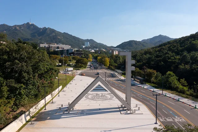 서울대 정문 (출처: 서울대 홈페이지)