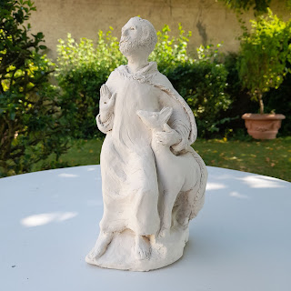 Gilles et sa biche, sculpture en plâtre de Karen Vignolles