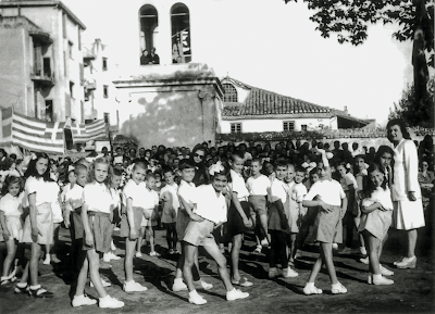 Ποια είναι η Μαρινέλλα; Μα, η σκερτσόζα μαθήτρια, με φιόγκο! Θεσσαλονίκη, στη δεκαετία του '40.