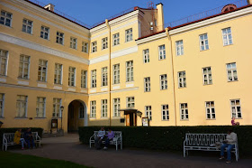 Saint Pétersbourg :  cour du musée-appartement d'Alexandre Pouchkine, jadis hôtel appartenant au prince Volkonsky
