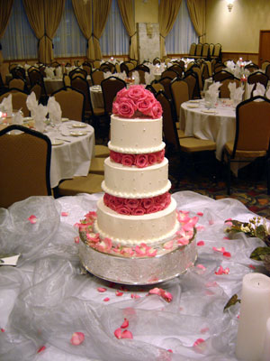 roses alternating with 3 tiers of white buttercream lightly patterned