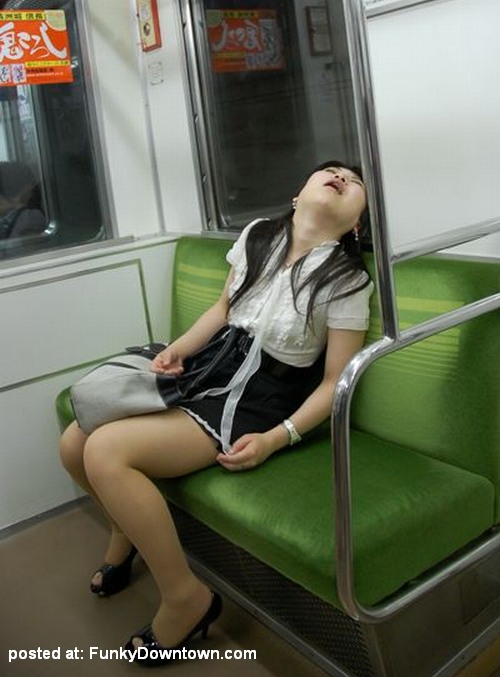 Gambar Foto Orang Jepang Tidur Di Kereta!