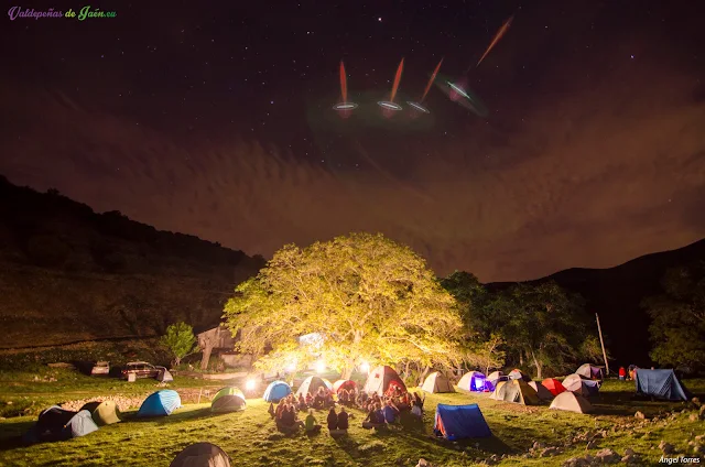 Acampada durante las jornadas de senderismo. Noche en la Fresnadilla.