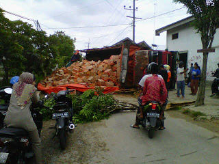 Truk Bermuatan Minyak Goreng Terguling