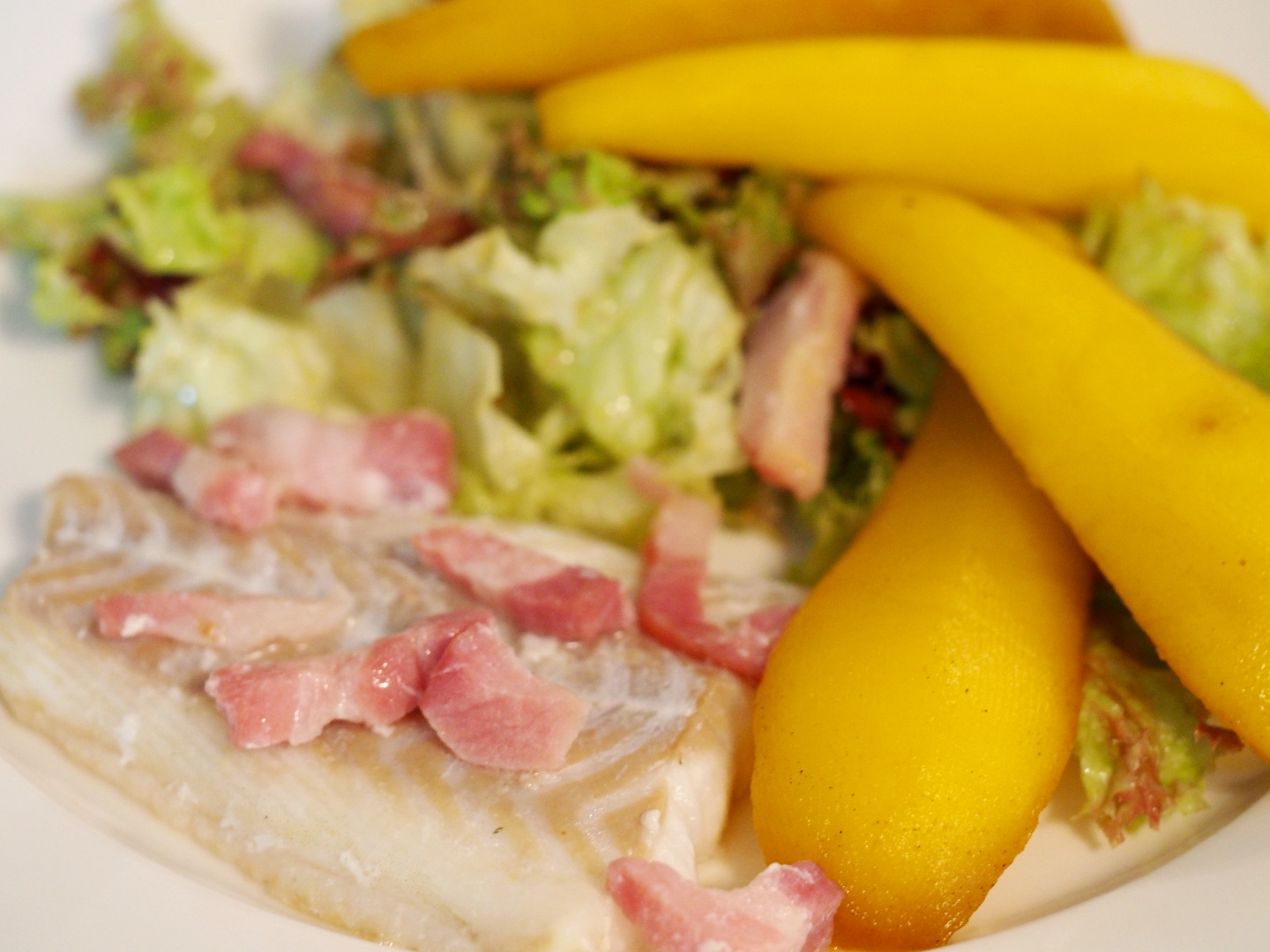 Fisch an Salat mit Safran-Vanille-Birnen (4 Portionen)