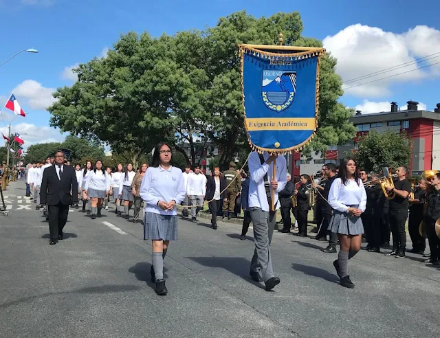 Osorno: Mil estudiantes participaron en desfile por Aniversario 466