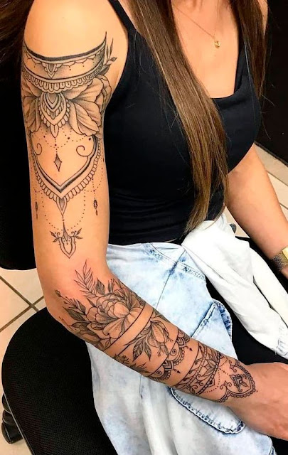 Deixe sua personalidade transparecer na pele: 40 mangas de tatuagens femininas para se inspirar!